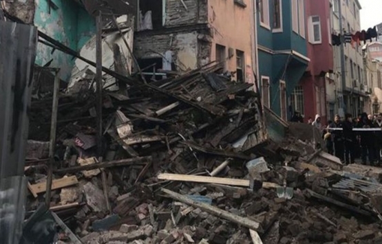 Balat'ta 3 katlı bina çöktü!