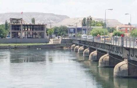 Avanos'ta, tarihi Taş Köprü'nün yanında yapılan inşaata dava açılıyor!