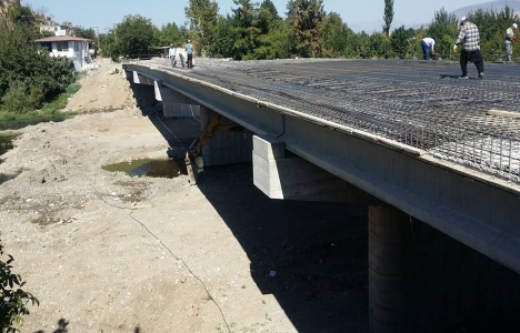 Kahramanmaraş Aksu Köprüsü'ne tabliye betonu!