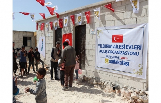 Sadakataşı, İdlib'teki 250 briket evi savaş mağdurlarına teslim etti!