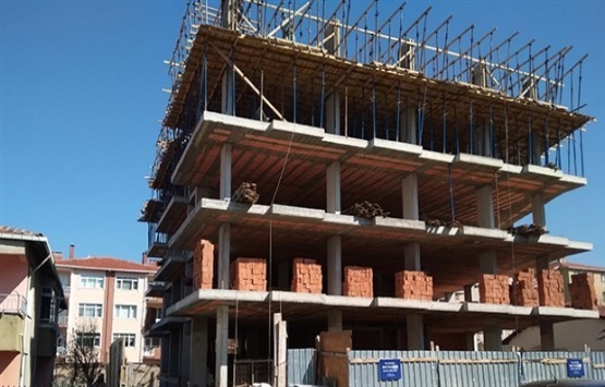 Tuzla'da 8 katlı binanın iki katı çöktü!