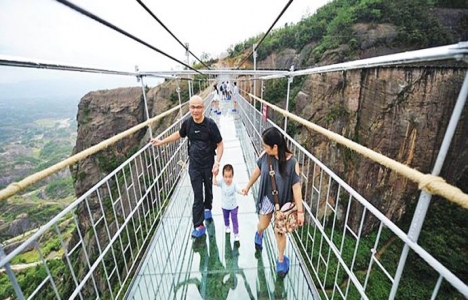 Çin'de camdan köprü inşa edildi!