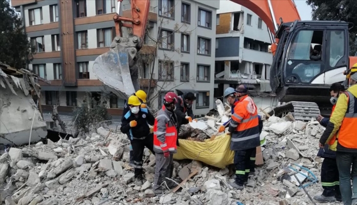 Deprem bölgesinden şok iddia! Enkazın üzerine çakıl döküyorlar!