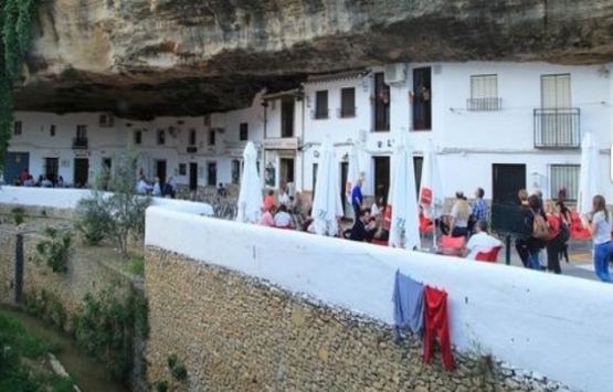 İspanya da dev kayalığın altına 3 bin nüfuslu köy kurdular!