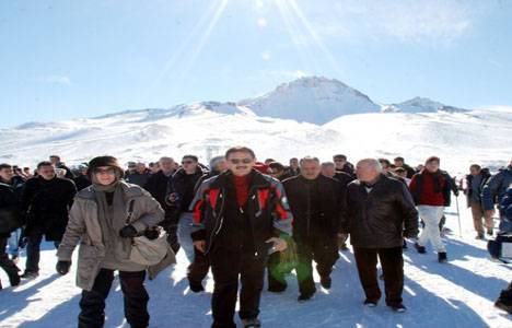 Mehmet Özhaseki: Erciyes'in üç yerinde termal su bulduk!