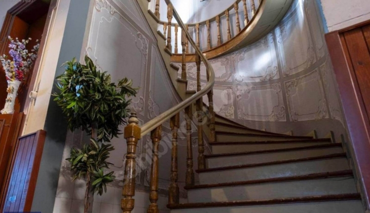 3 kız kardeş dizisine ev sahipliği yapan tarihi yalı 157 milyon liradan satılıyor!