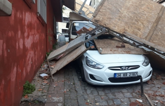 Fatih te 4 katlı binanın inşaat iskelesi çöktü!