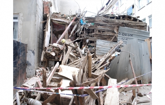 Üsküdar'da 2 katlı ahşap ev çöktü!