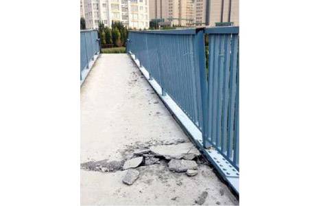 Ispartakule Bizim Evler Köprüsü'nün orta yerindeki beton parçalandı!