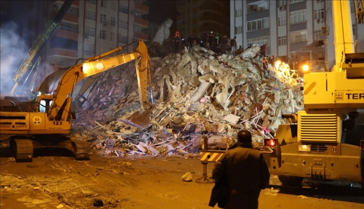 Deprem profesörü Ahmet Ercan dan şok eden rakam! Göçük altında 184 bin kişi var!