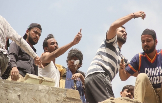 Pakistan da 5 katlı bina çöktü!