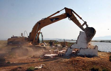 Gürçeşme'deki moloz yığınları görüntü kirliliği yaratıyor!