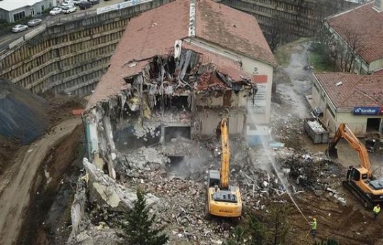 Şişli Meslek Lisesi ni tehlikeye sokan bina yıkılıyor!