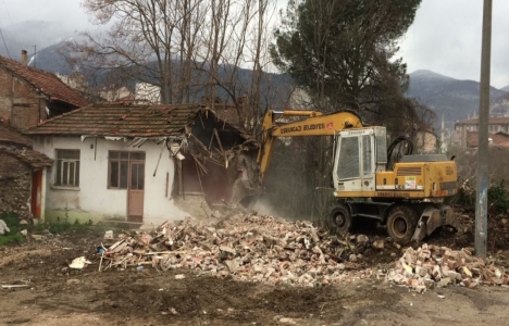 Osmangazi'deki 9 metruk bina yıkıldı!