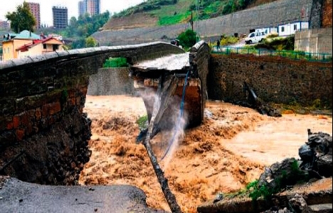 Trabzon'da sağanak yağış köprüleri yıktı!
