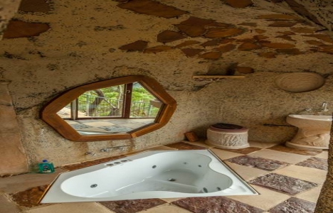 Lionel Buckett, mağarayı muhteşem bir eve dönüştürdü!