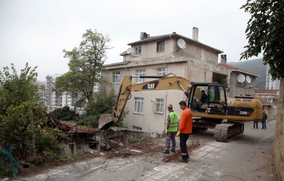 Kartal Belediyesi, metruk binaların yıkımına devam ediyor!