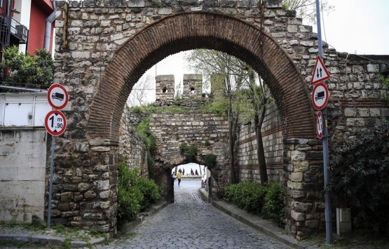 İBB'nin Cibalıkapı surlarındaki restorasyon çalışmalarına tepki!