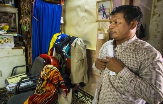 Kamboçya da eski binada kendi devletlerini kurdular!