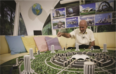 Jacque Fresco, ünlü Venüs Projesi için 21 dönüm arazi aldı!