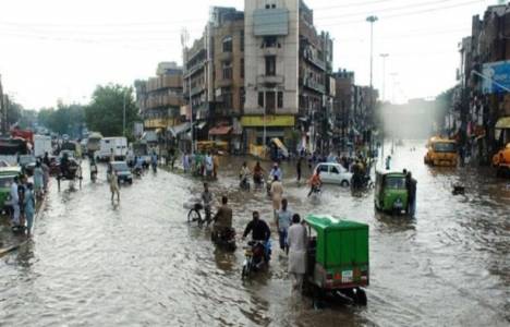 Pakistan'da aşırı yağışlar nedeniyle evlerin çatıları çöktü!