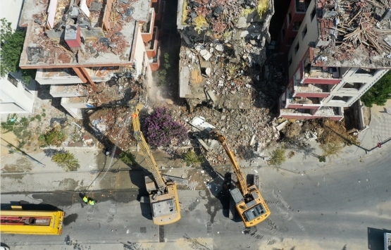 Büyükçekmece de deprem riski taşıyan binalar yıkılıyor!