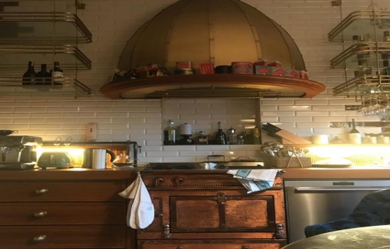 Okan Bayülgen evinin kapılarını açtı!