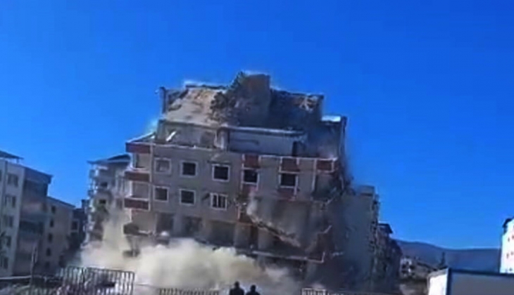 Depremlerde ağır hasar gören Gaziantep’teki 7 katlı bina çöktü!