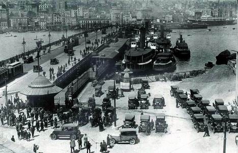 1940 yılında Eminönü'nden Karaköy'e bakıyorsunuz!