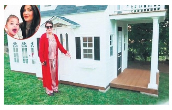 Kylie Jenner ın kızı Stormi ye iki katlı oyun evi hediyesi!