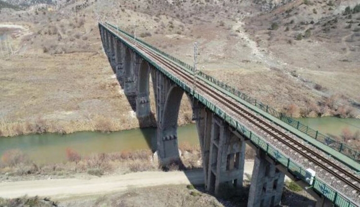 Depremde kıyameti yaşayan o ilçedeki 94 yıllık köprü depreme rağmen dimdik kaldı!