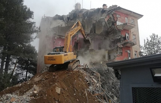 Depremde hasar gören Sivrice İlçe Emniyet Müdürlüğü binası yıkılıyor