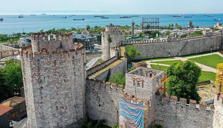 İstanbul un surlarında büyük tehlike! Surlardaki derin çatlaklar korku yaratıyor!