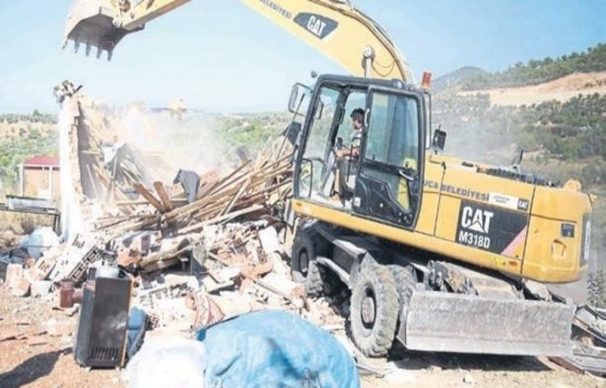 İzmir Kırıklar’da 13 kaçak yapı yıkıldı!