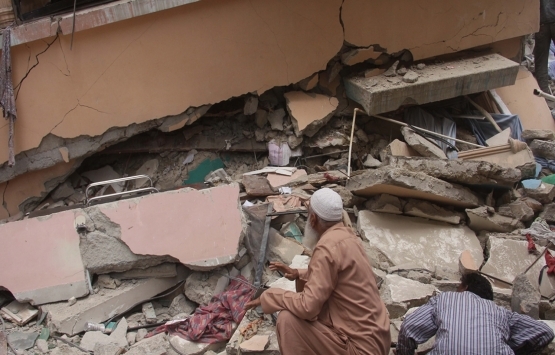 Pakistan da 5 katlı bina çöktü!