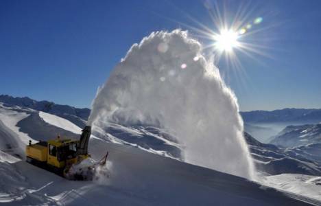 Van'da kar köy yollarını kapattı!