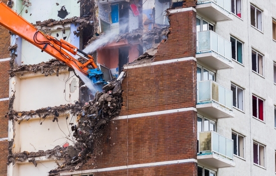 Sultangazi'deki riskli bina demir direkle güçlendirildi!