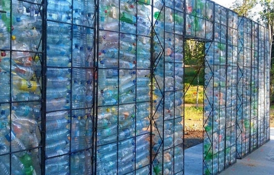 Kanadalı Robert Bezeau plastik şişelerden ev inşa etti!