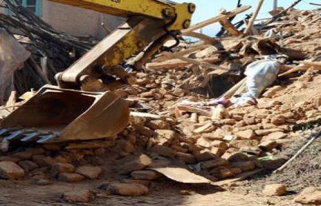 İzmit'te yıkılan 7 katlı binanın enkazı duruyor!