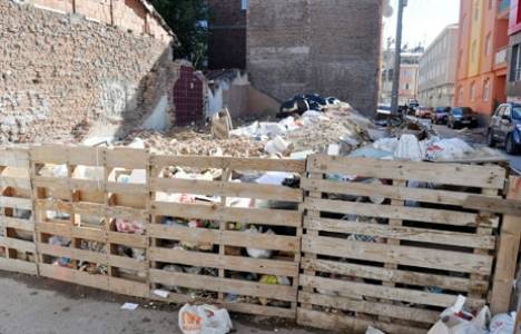 Eskişehir merkezdeki boş arsalar çöplüğe dönmeye devam ediyor!