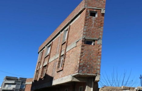 Şanlıurfa Siverek te 3 katlı bina görenleri şaşırtıyor!