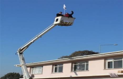 Gediz Elektrik Dağıtım A.Ş Arızalar Servisi’nde çalışan işçiler vinç sepetinde eylem yaptı!