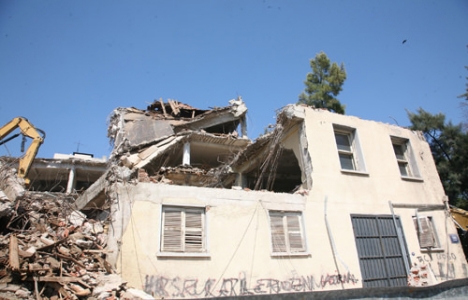 İzmir Basmane'deki eski tütün deposu yıkılıyor!
