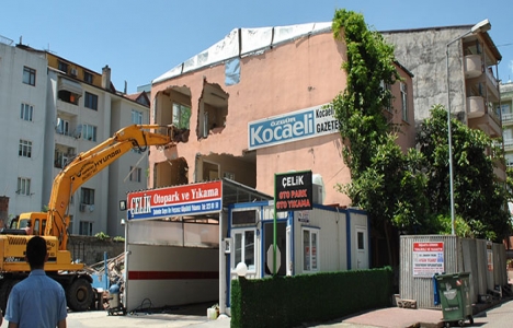 Özgür Kocaeli Gazetesi'nin İzmit'teki binası yıkıldı!