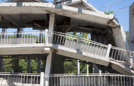 Ümraniye de 14 katlı binanın istinat duvarı çöktü!