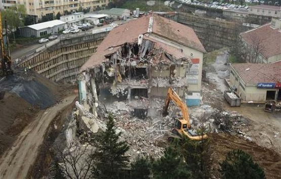 Şişli Meslek Lisesi ni tehlikeye sokan bina yıkılıyor!