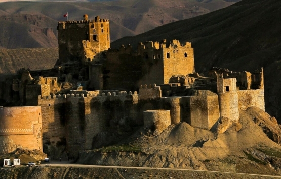 Hoşap Kalesi nin etrafındaki metruk binalar yıkılacak!