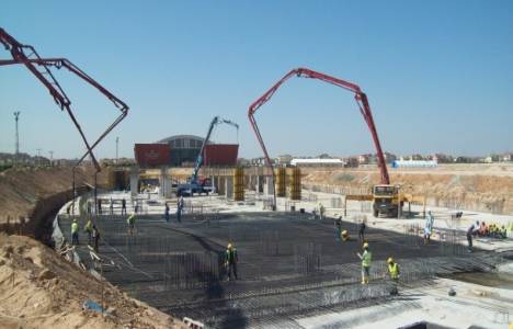 Konya'da stadyum inşaatının iskelesi çöktü!