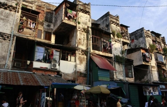 Kamboçya da eski binada kendi devletlerini kurdular!