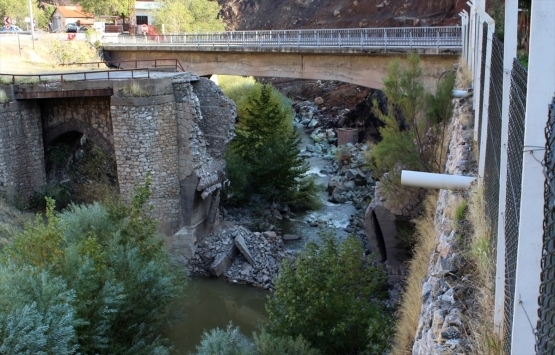 Elazığ daki tarihi Maden Köprüsü çöktü!